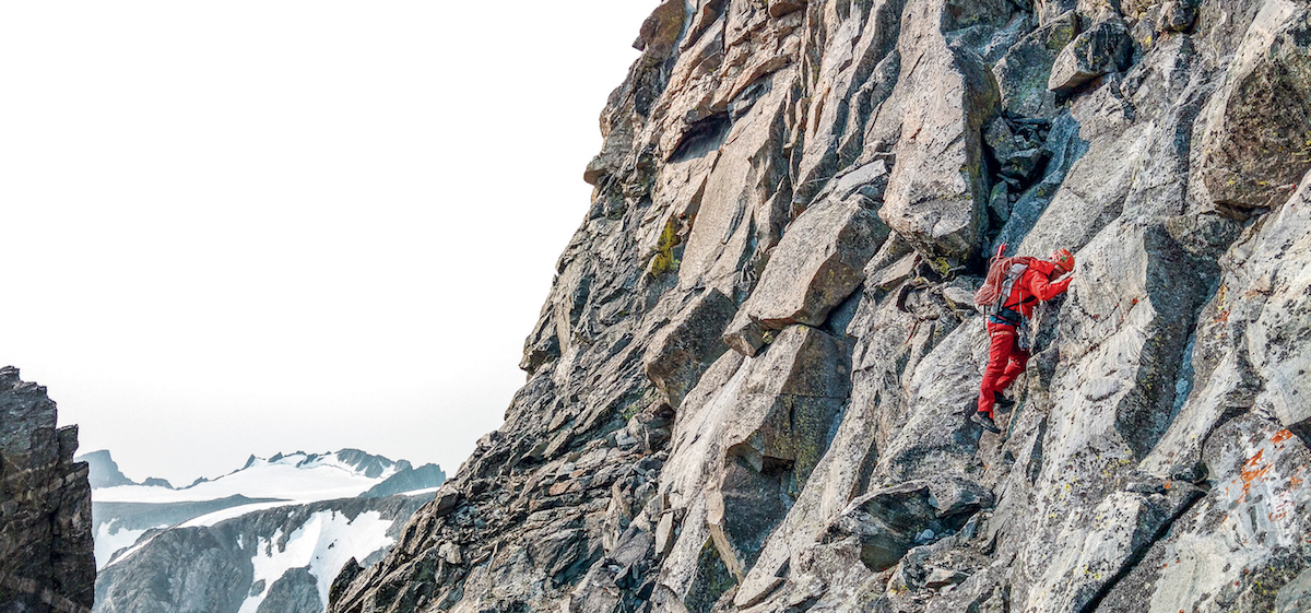 Anderson down climbs Dinwoody Peak (13,480'). [Photo] Szu-ting Yi