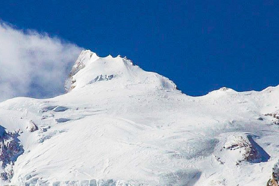 The summit ridge of Manaslu (8163m), as featured in the 8000ers.com report. [Photo] Paulo Grobel
