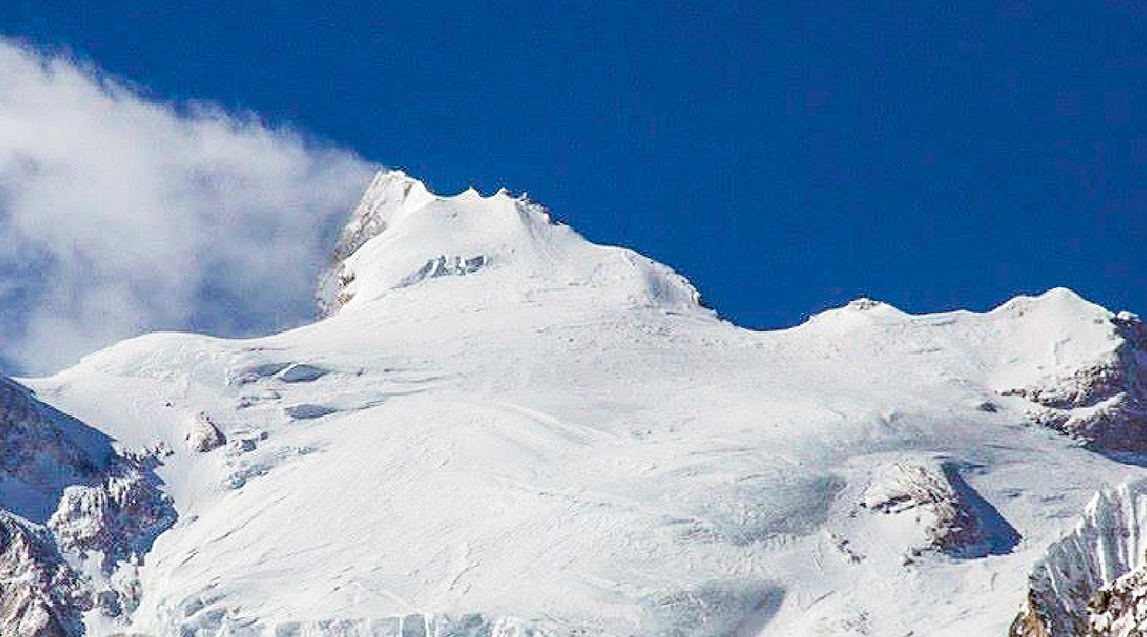 The summit ridge of Manaslu (8163m), as featured in the 8000ers.com report. [Photo] Paulo Grobel