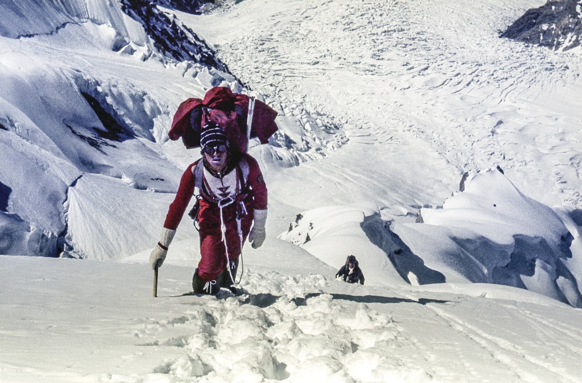 Zaplotnik on the way to Camp 3 on Gasherbrum I (8080m) in 1977. [Photo] Andrej Stremfelj