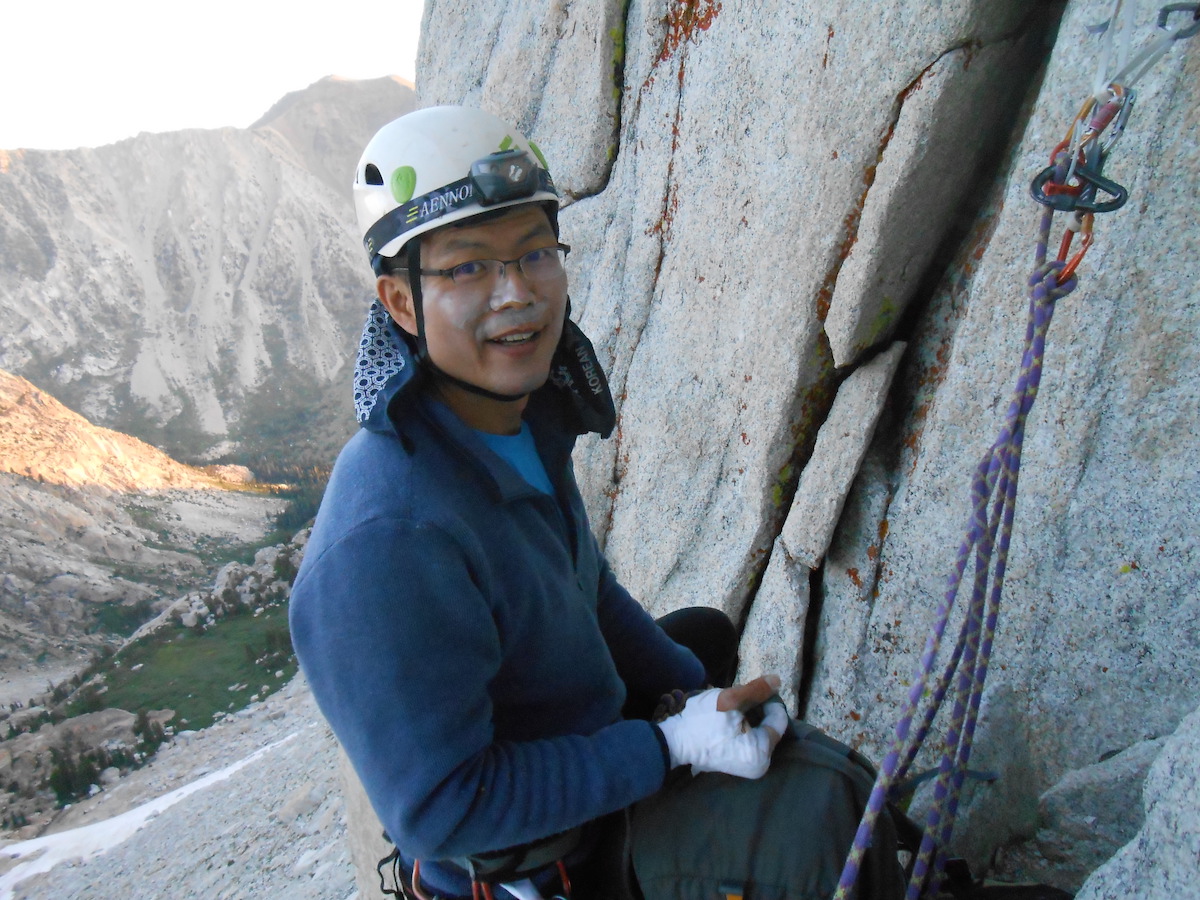The author Oh Young-hoon on Incredible Hulk in the High Sierra, California. Oh is the editor of Alpinist Korea, which launched its first issue in February 2021. [Photo] Woo Seok-ju