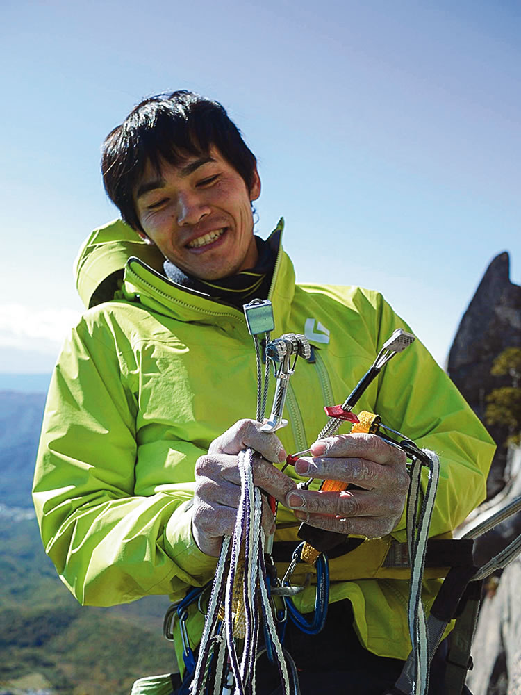 The author of this article, Keita Kurakami, displays the minimal gear he used to climb the fourth pitch. Senjitsu no Ruri (5.14a R/X, 250m, 7 pitches, Kurakami-Sato) is currently the most difficult multipitch trad route in Japan. [Photo] Yusuke Sato