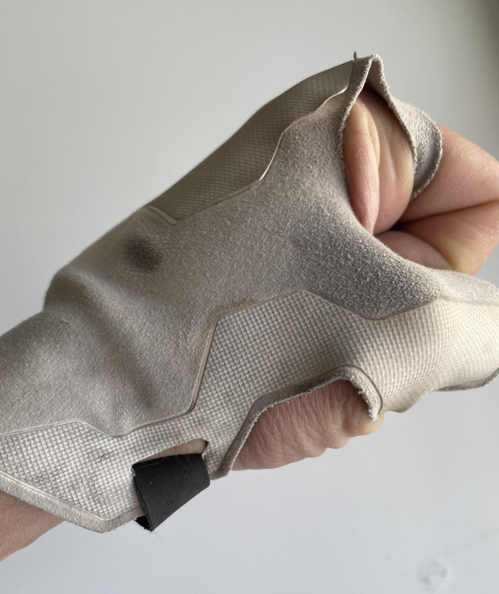 You can see here how the thin rubber coating is delaminating a tiny bit where the glove gets the most abrasion during thin hand jams, just below the knuckle on the index finger. [Photo] Derek Franz