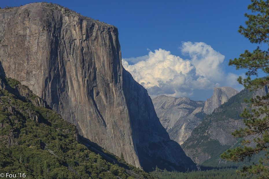 Tu-Tok-A-Nu-La (El Capitan) with Half Dome in the background, Yosemite. [Photo] Murray Foubister, Wikimedia