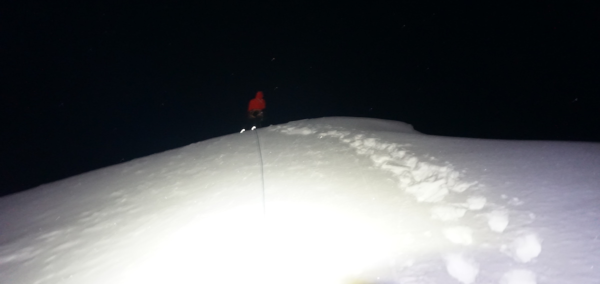Sato leading to the summit in the dark. [Photo] Genki Narumi, Yusuke Sato and Hiroki Yamamoto collection