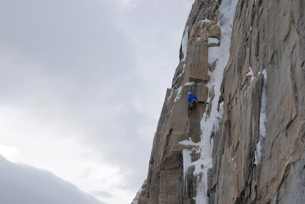 Bacci negotiates hard moves to reach a perfect ice runnel. [Photo] Matteo Della Bordella