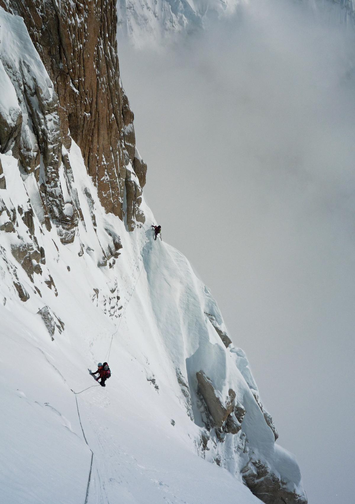 Ichimura (left) and Sato follow the upper section of the first rockband on Denali's Isis Face. The climbers simulclimbed the entire route in three days, one of which was spent in a snow cave waiting out a storm. [Photo] Katsutaka Yokoyama