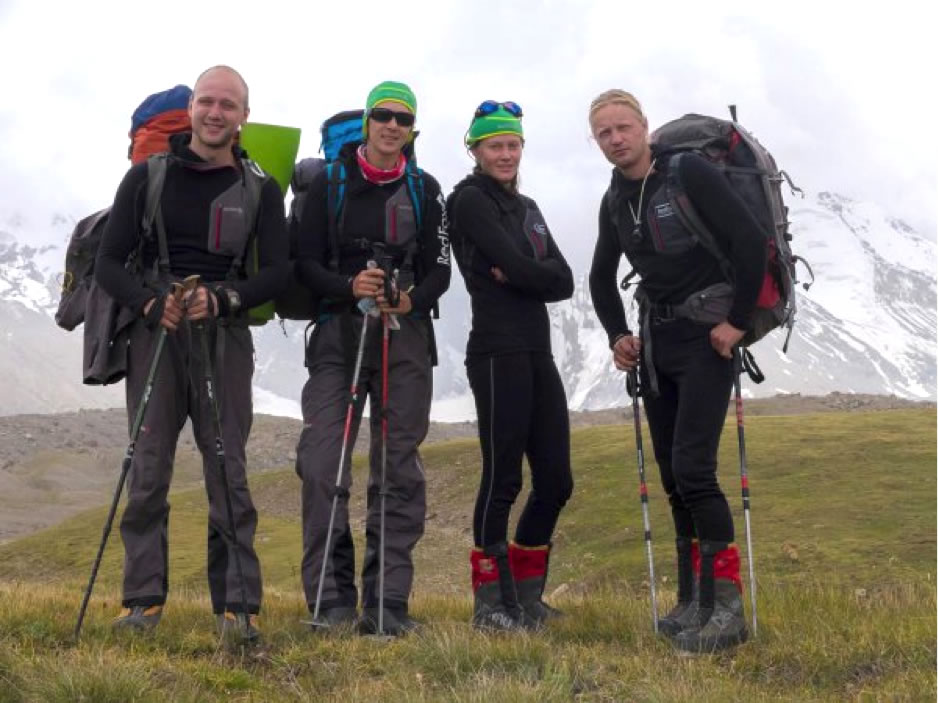 Vladimir Sysoev, Olesya Babushkina, Marina Popova, and Denis Prokofyev before their climb. [Photo] Team archive