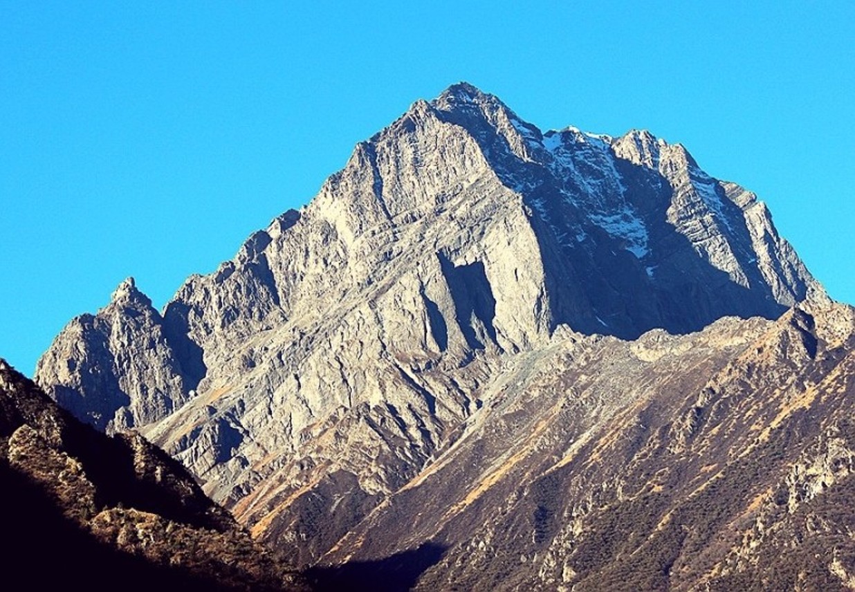 The east face of a rock peak (ca. 5500m) west of Nyel Japo (6150m). [Photo] Tom Nakamura