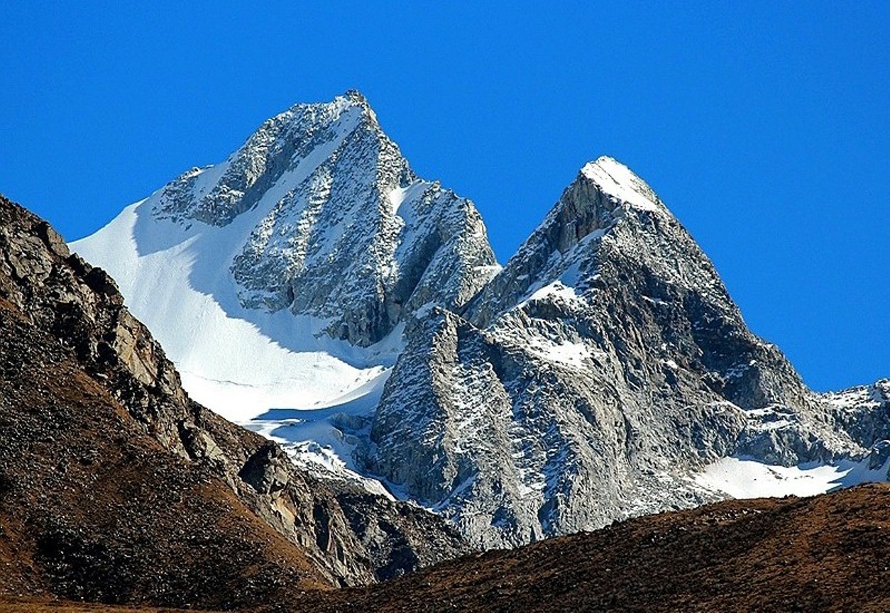 Holy Worde Kangge (Ode Gungyel) main peak (5996m), northwest face. [Photo] Tom Nakamura