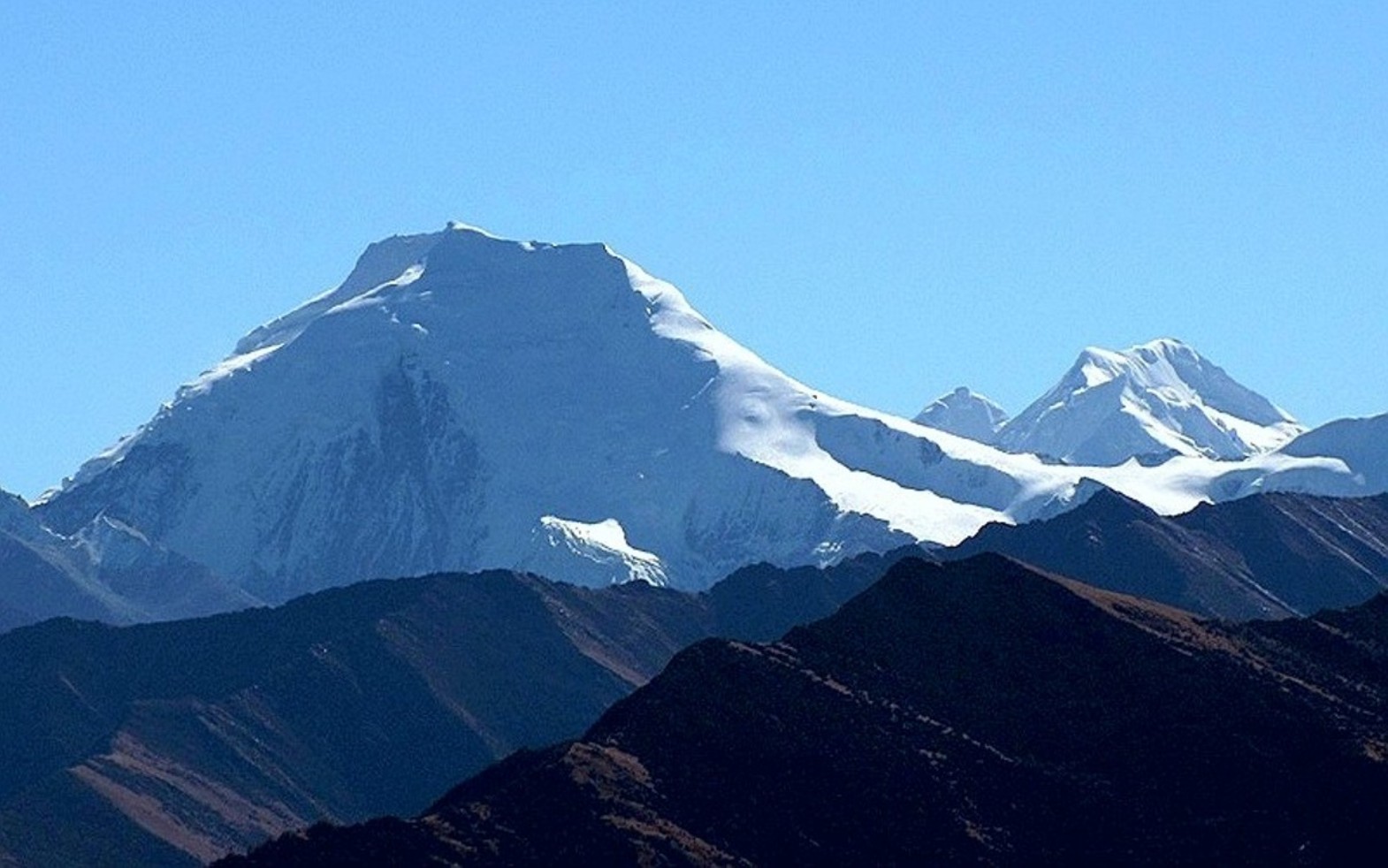 The northwest face of Chipula (6152m) is on the left, and in the background to the right are a 6121-meter and a 6215-meter peak. [Photo] Tom Nakamura