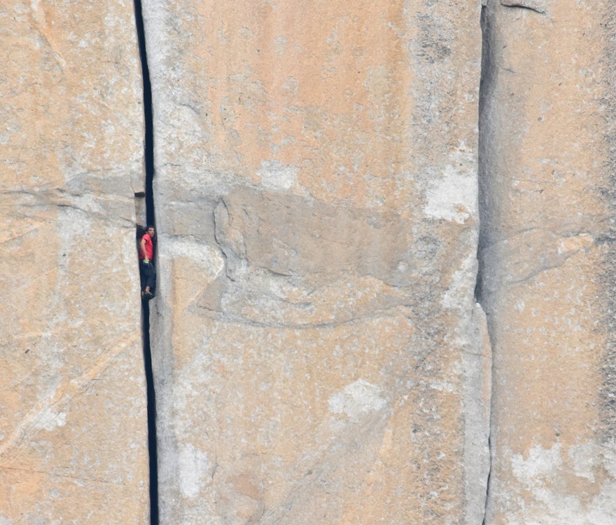 Honnold pauses for a rest in the Monster Offwidth (5.11), approximately halfway up the route. [Photo] Tom Evans