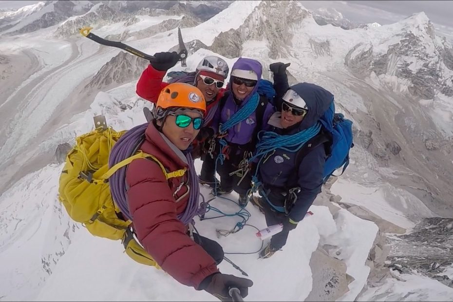 Summit group photo on Langdung (6357m), Nepal, December 20. [Photo] Courtesy Dawa Yangzum Sherpa