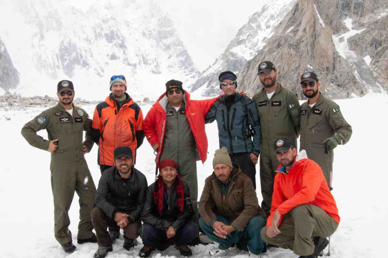 The pilots of Pakistan's 5th Army Aviation High Altitude Squadron who completed the rescue. [Photo] Courtesy of Mountain.RU