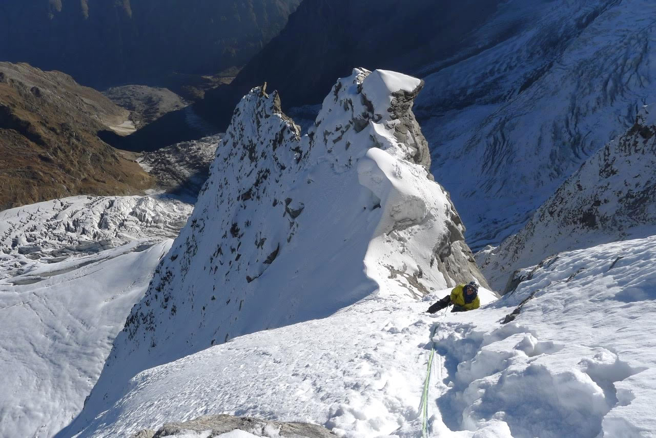 Saunders follows a ridge en route to the summit. [Photo] Mick Fowler