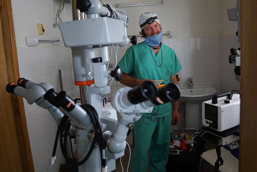 Niels prepping to operate on eyes damaged by trachoma in Ethiopia. [Photo] Ave Kvale