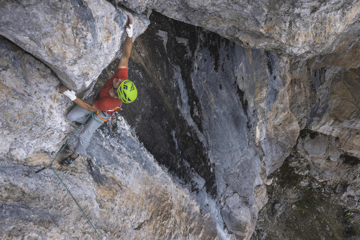 Schranz enters the roof crack on his free ascent on May 26. [Photo] Johannes Mair / Alpsolut Pictures
