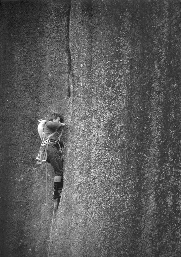 One of the more iconic Australian photos: Roland on the first free ascent of the fearsome crack, Monarch (22/5.11c), at Mt. Buffalo in western Victoria. On his shoulder is the notorious Liverwurst, the sulfur-crested cockatoo that Roland had raised from a chick. [Photo] Bill Andrews