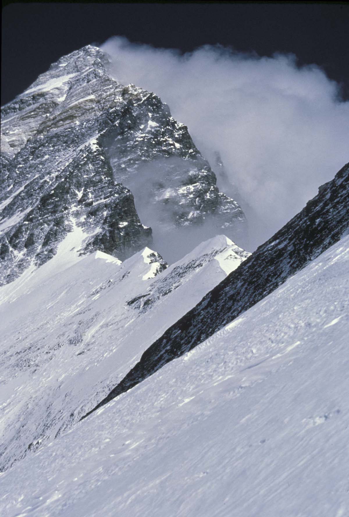 A view from around 7,200 meters shows the 1.5-kilometer stretch of ridge to reach Camp V at the base of Chomolungma’s (Everest’s) upper pyramid. [Photo] Jim Elzinga, courtesy of Mountaineers Books