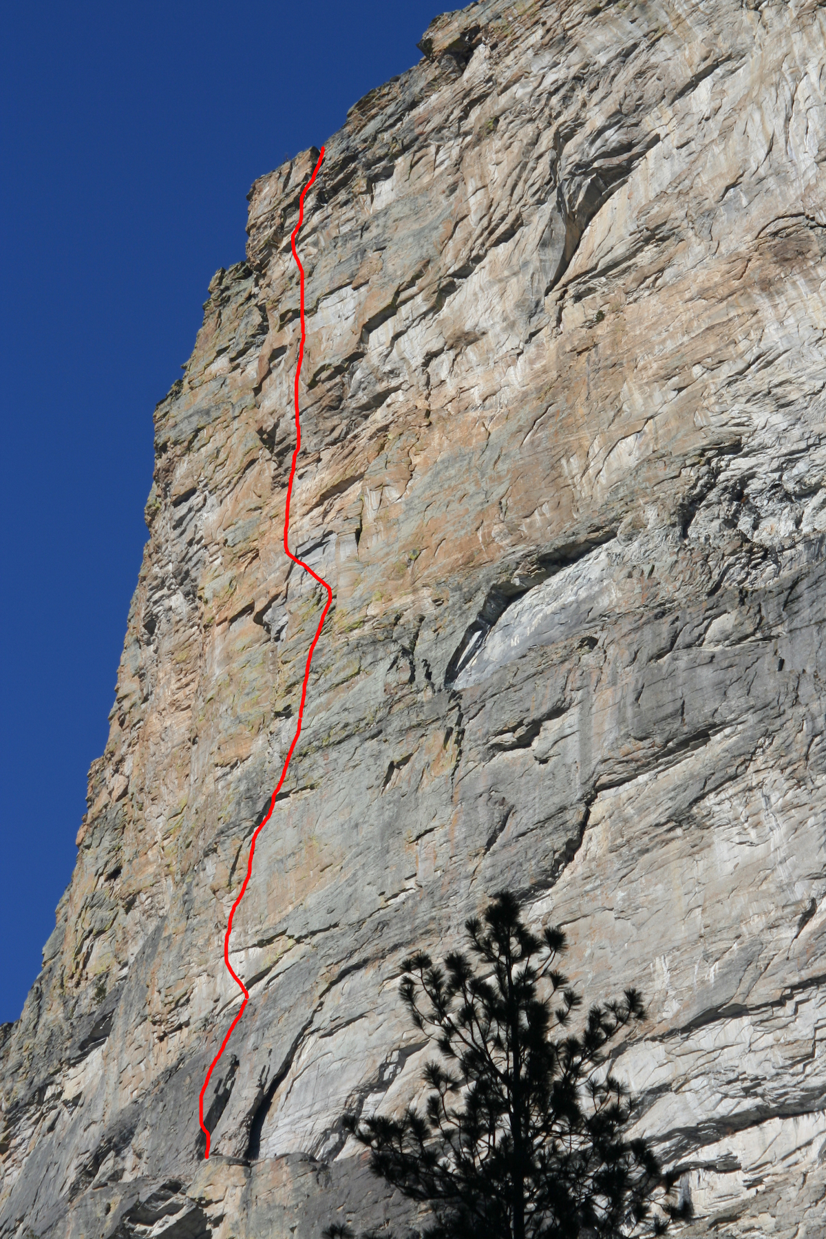 The red line shows the route of Super Ultra Mega (5.13a, 8 pitches). [Photo] Winter Ramos