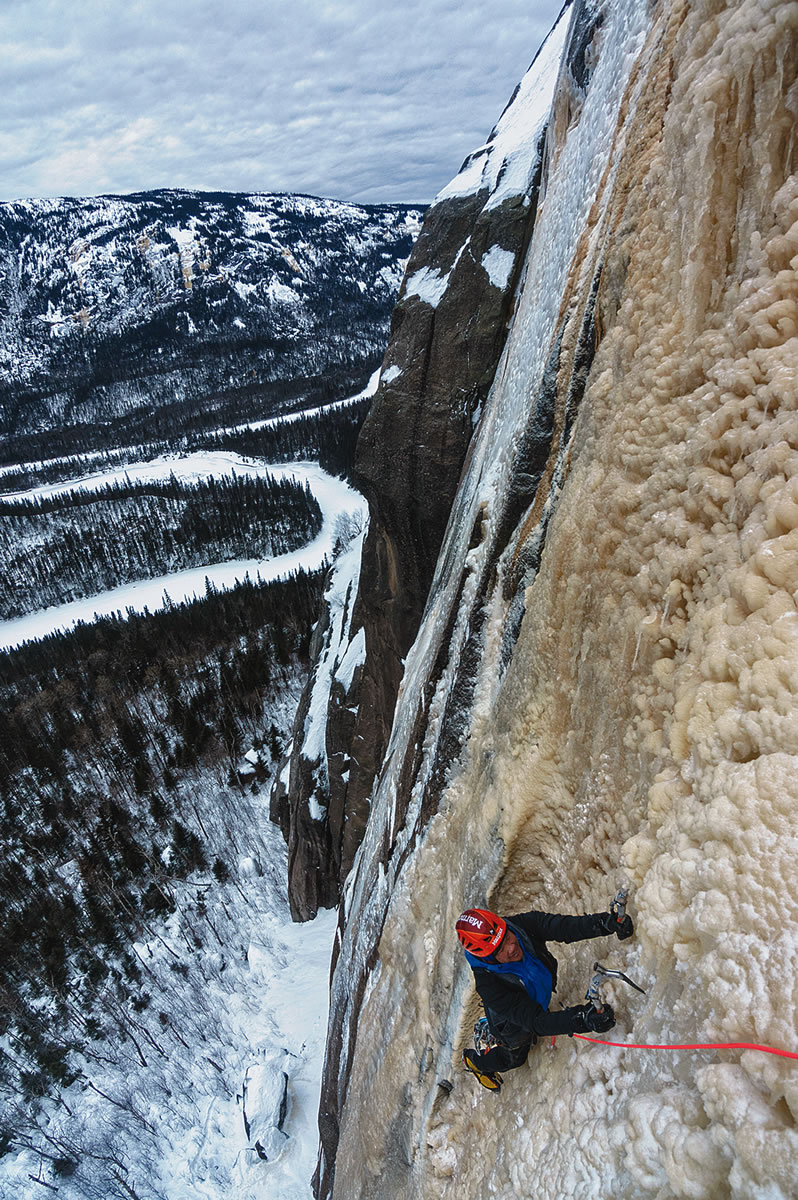 Takeda follows the first pitch of La Fourchette Sternale Droite. On EscaladeQuebec.com, Beaudet noted that less ice had formed in the Nipissis area during the 2015-2016 winter season than in previous years. For other Alpinist articles by Takeda, see Issues 20 and 51. [Photo] Maarten van Haeren