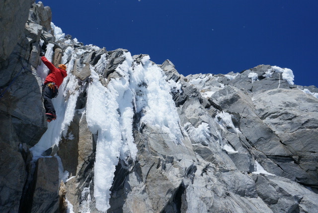 Simon Richardson climbing. [Photo] Ian Welsted