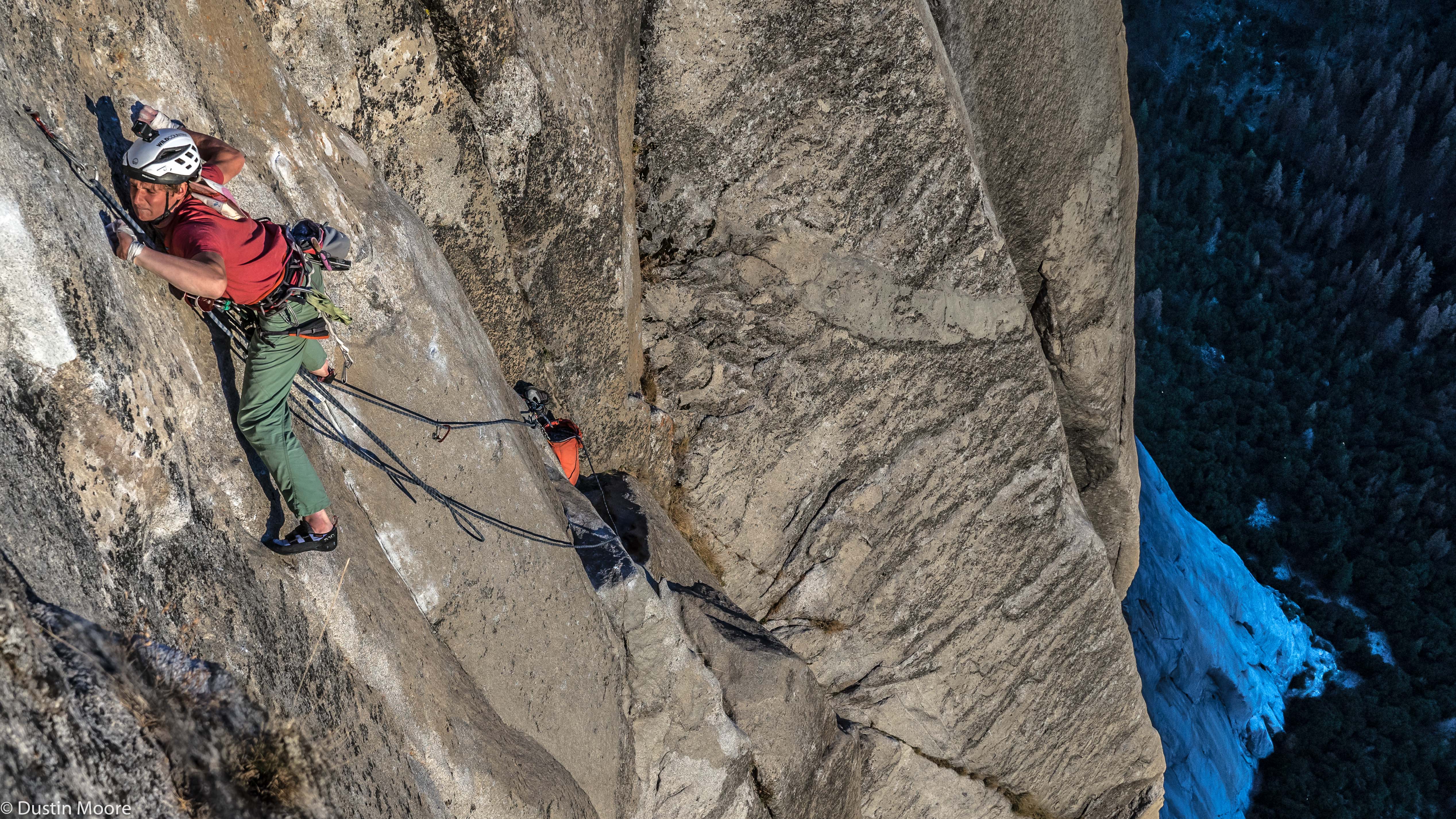 Pete Whittaker sends the Boulder Problem variation (5.13a) on El Capitan's Freerider (VI 5.12d or 5.13a). [Photo] Dustin Moore