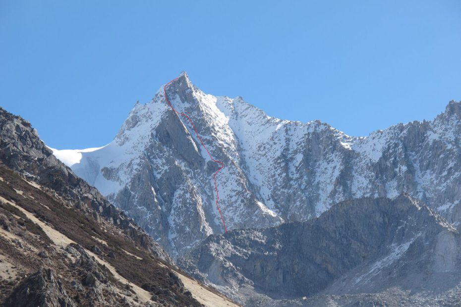 The red line shows the approximate route of Standing Room Only (Russian Alpine Grade 5a, Scottish IV, M4, 650m) on the West Face of Xialongrezha (5678m). The first four pitches are obscured below the fin of rock. [Photo] Rob Baker