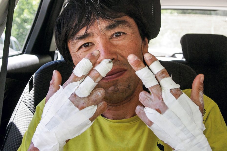 Yasushi Yamanoi after a climb of Heaven (5.12d), Yosemite, in 2012; the missing digits were amputated a decade prior, after an expedition to Gyachung Kang (7952m). [Photo] Ryota Kumagai